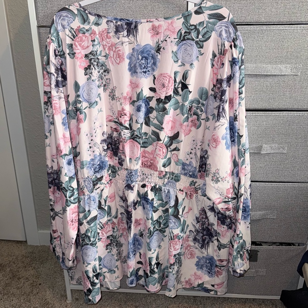 Torrid blouse size 5 - Picture 2 of 5